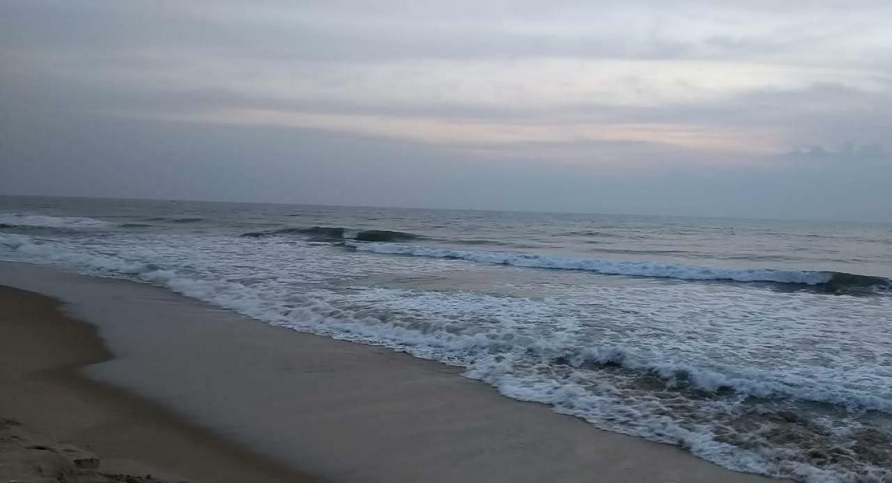Waves Beach House Pondicherry Exteriör bild